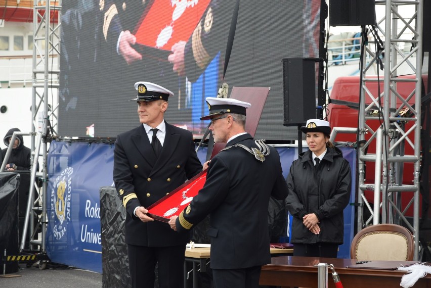 Uniwersytet Morski w Gdyni oficjalnie zainaugurował rok akademicki. Tradycyjnie odbyło się to koło fregaty szkoleniowej "Dar Młodzieży"
