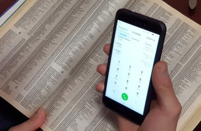 Oszuści wyszukując ofiary, kontaktują się z nimi wykorzystując stare książki telefoniczne, gdzie znajdują potrzebne dane