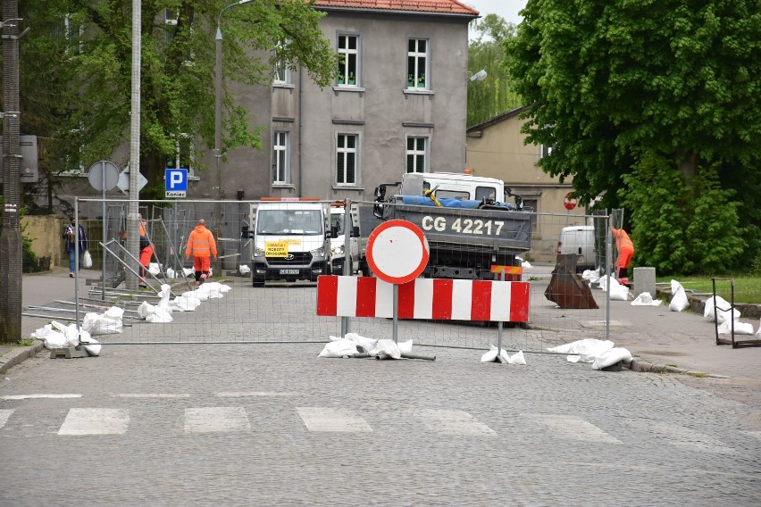 Zamknęli dla ruchu część ulicy 700-lecia w Żninie. Rozpoczyna się jej przebudowa [zdjęcia]