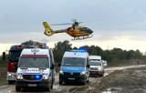 Wypadek na budowie obwodnicy Oświęcimia do drogi S1. W Pławach ranni zostali pracownicy. Śmigłowce LPR zabrały ich do szpitali. Zdjęcia