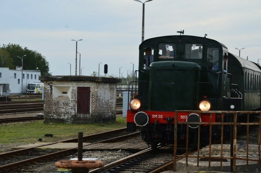 Zabytkowe pociągi na stacji PKP w Żaganiu