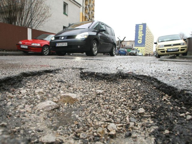 Czytelnik twierdzi, że taka dziura od kilku dni „zdobi" ulicę Włoszka w Kielcach.