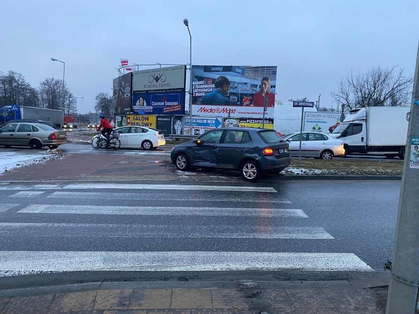 Ostrołęka. Wypadek na ul. Mostowej przy rondzie Księcia Siemowita III. . 19.01.2022. Zdjęcia