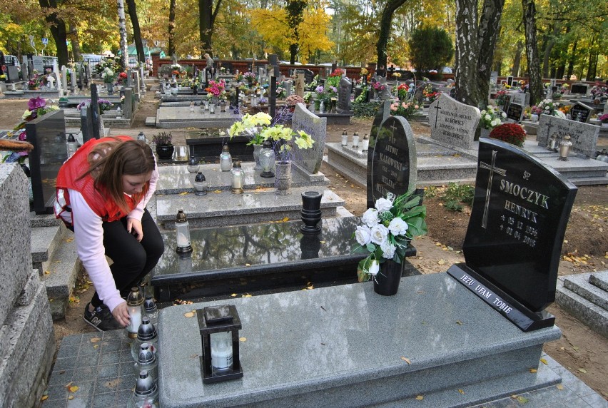 Działacze PCK w Kościanie pamiętają o zasłużonych zmarłych ZDJĘCIA 