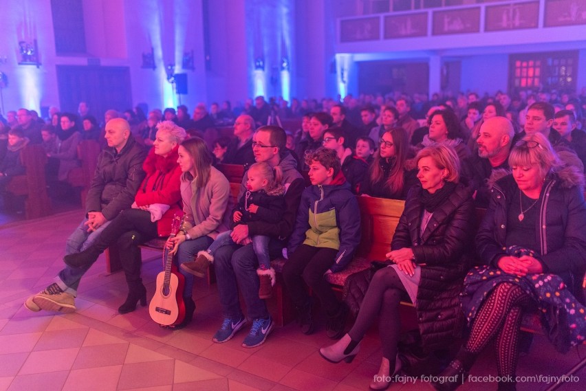 Koncert w kościele w Żelistrzewie: scholka Studnia Band