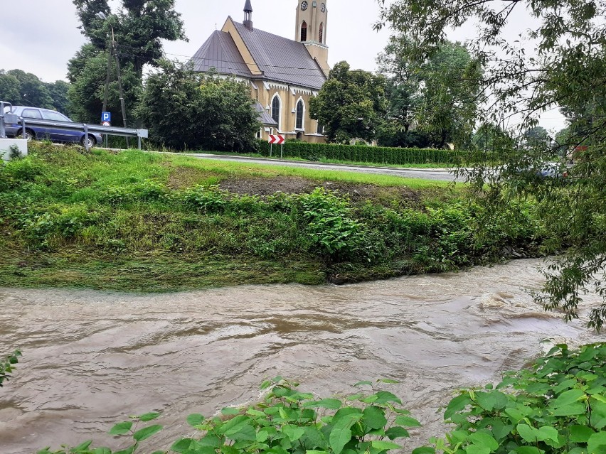 Gwałtowna ulewa nad Mazańcowicami spowodowała zalanie ulic,...