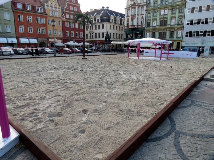 Wrocław: Plac Solny zamienił się w dużą plażę (ZDJĘCIA)