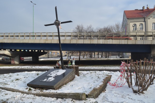 W Sosnowcu wycięto akacje, na której w 1940 Niemcy powiesili Stanisława Makarskiego. Na pniach stoją obecnie znicze. Tuż obok wycięto kolejne drzewo.

Zobacz kolejne zdjęcia. Przesuń zdjęcia w prawo - wciśnij strzałkę lub przycisk NASTĘPNE