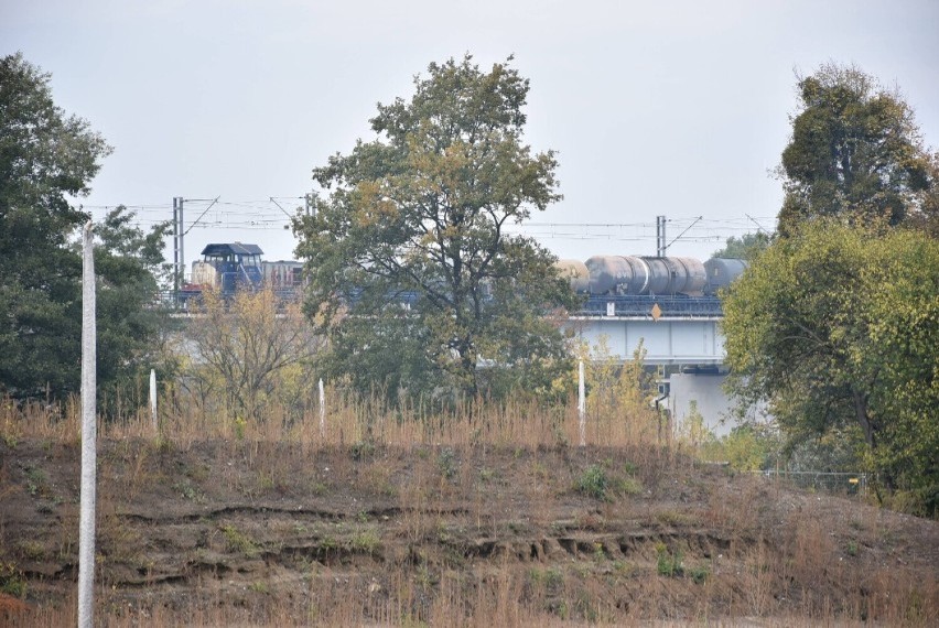 Z placu zabaw, który wciąż jest w budowie, zginęły słupy...