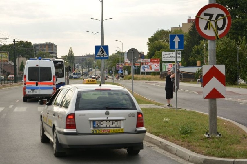 Kraków. Kierowcy jadący w stronę Nowej Huty muszą uważać na nowe znaki [ZDJĘCIA]