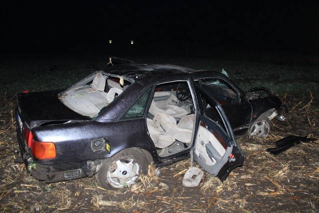 W niedzielę późnym wieczorem audi wypadło z drogi, wjechało na pole i koziołkowało. Jedna osoba została przewieziona do szpitala.