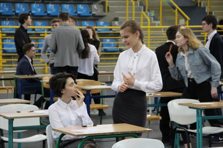 Egzamin gimnazjalny 2019. Prezydent Beata Klimek trzyma kciuki za gimnazjalistów piszących egzamin