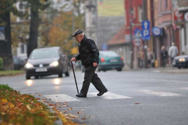 Jesienią większość osób ubiera ciemne ubrania. To sprawia, że są słabo widoczni dla kierowców