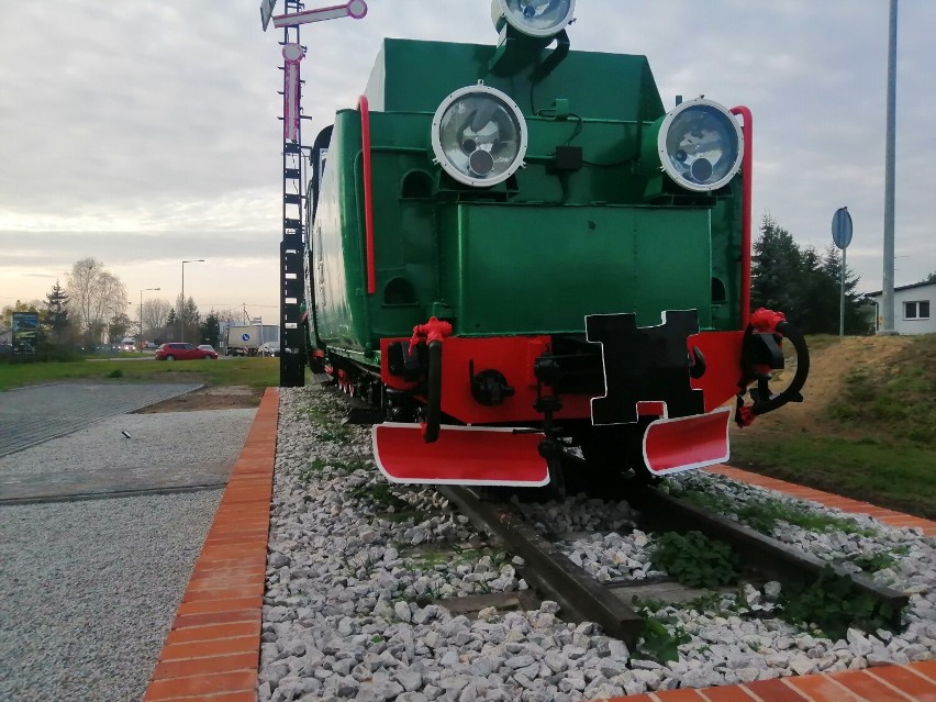 Zabytkowa lokomotywa na wjeździe do Karsznic. Tak teraz wygląda wizytówka osiedla
