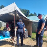 „Kręci mnie bezpieczeństwo nad wodą”: policjanci spotkali się z młodzieżą na letnim obozie w Szarym Dworze | NADMORSKA KRONIKA POLICYJNA