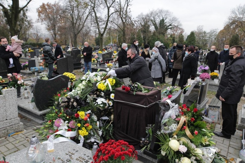 Pogrzeb w czasach pandemii. Obowiązują limity osób na pogrzebie?