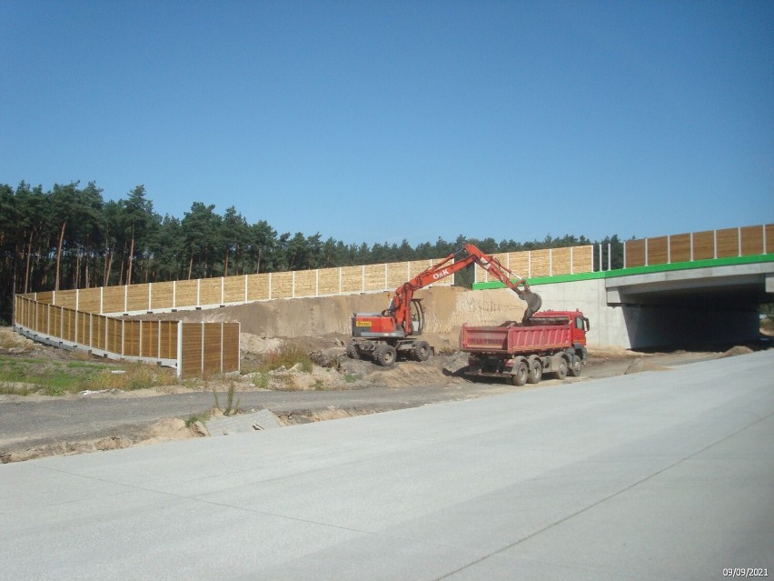 Koniec budowy A1 w okolicach Radomska i Kamieńska coraz bliżej. Tak postępują prace [wrzesień 2021]