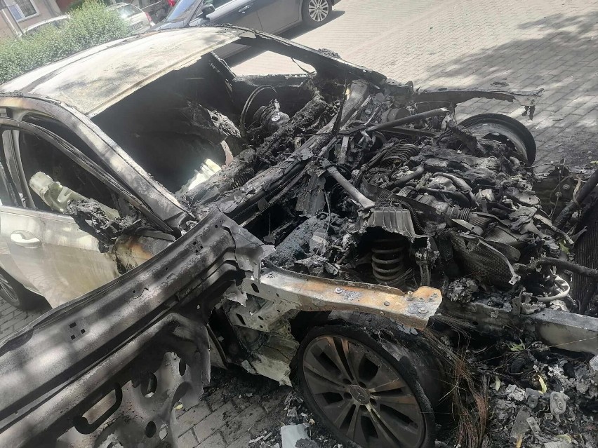 Pożar samochodu marki Mercedes na Gałczyńskiego we Włocławku