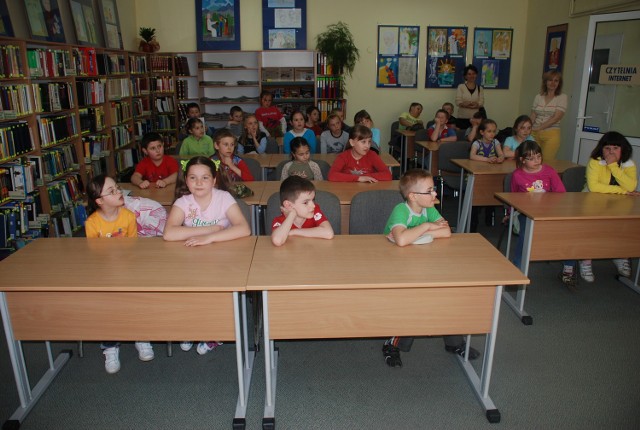 Dzieci z Biecza w czasie zajęć w bibliotece