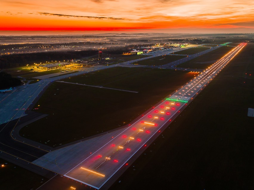 Lotnisko Pyrzowice o zachodzie słońca