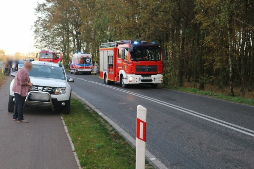 Wypadek między Jezierzycami  Kościelnymi a Gołanicami. Motocykliści z ciężkimi obrażeniami trafili do szpitala [ZDJĘCIA]