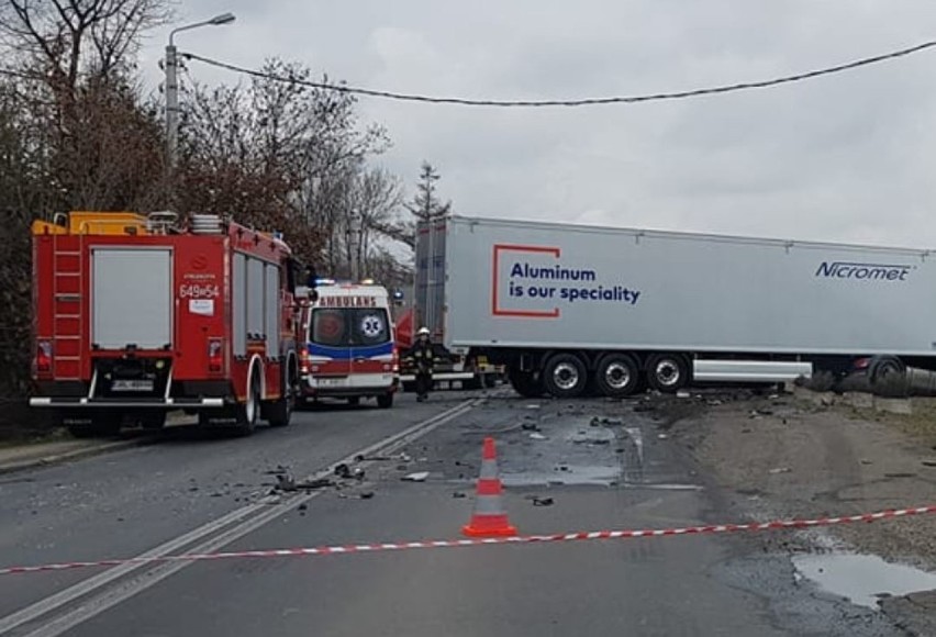 Wypadek w Chełmie Śląskim: Czołowe zderzenie osobówki z tirem