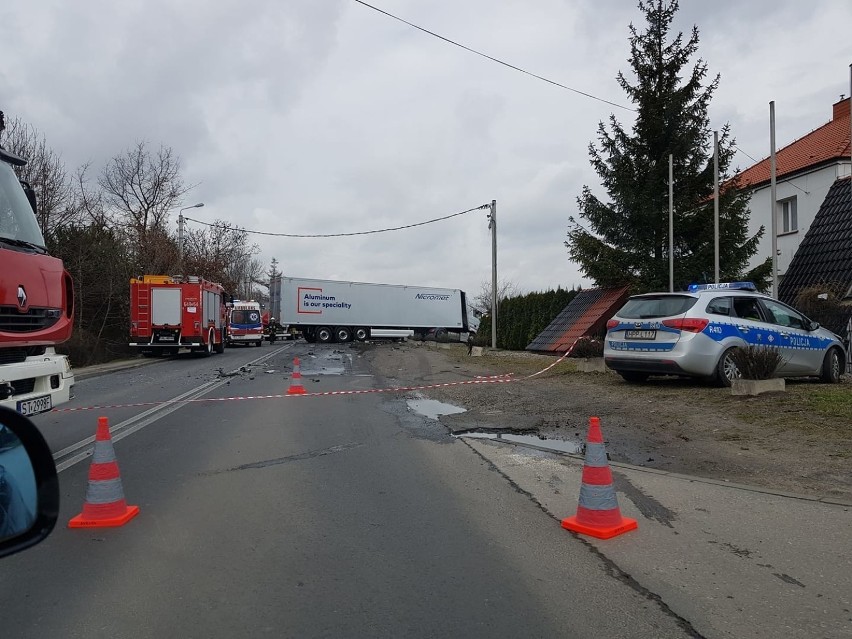 Wypadek w Chełmie Śląskim: Czołowe zderzenie osobówki z tirem