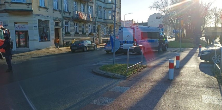 Wypadek na pasach na ulicy Kołłątaja w Słupsku. Auto potrąciło kobietę