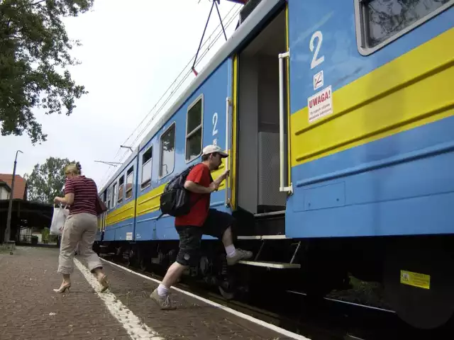 Na liniach remontowanych budowane są dzisiaj nowe wysokie perony, z których bez problemu wsiadamy do pociągów. Wtedy na dużej ilości stacji perony były bardzo niskie (na niektórych są takie do dzisiaj), a do pociągu trzeba się było nieźle nawspinać.