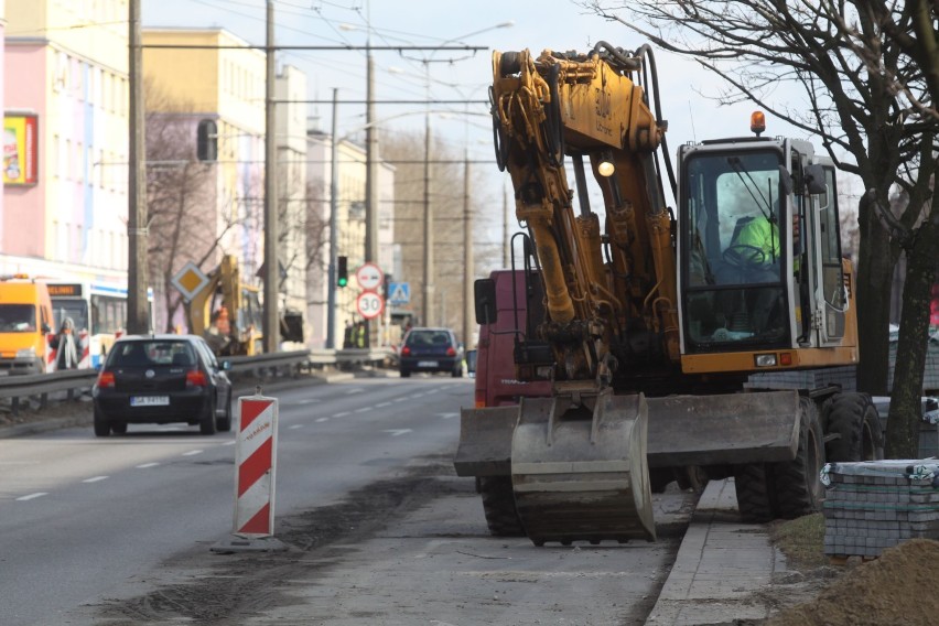 Czas na naprawy dróg po zimie. Do roboty wzięli się drogowcy z gdyńskiego ZDiZ