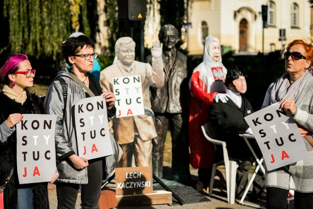 W niedzielne południe w Bydgoszczy odbyła Wojewódzka Konwencja Prawa i Sprawiedliwości. Przed wejściem do Filharmonii Pomorskiej pojawili się przeciwnicy partii rządzącej. Przez megafon namawiali między innymi do nie głosowania w wyborach samorządowych na Tomasza Latosa.