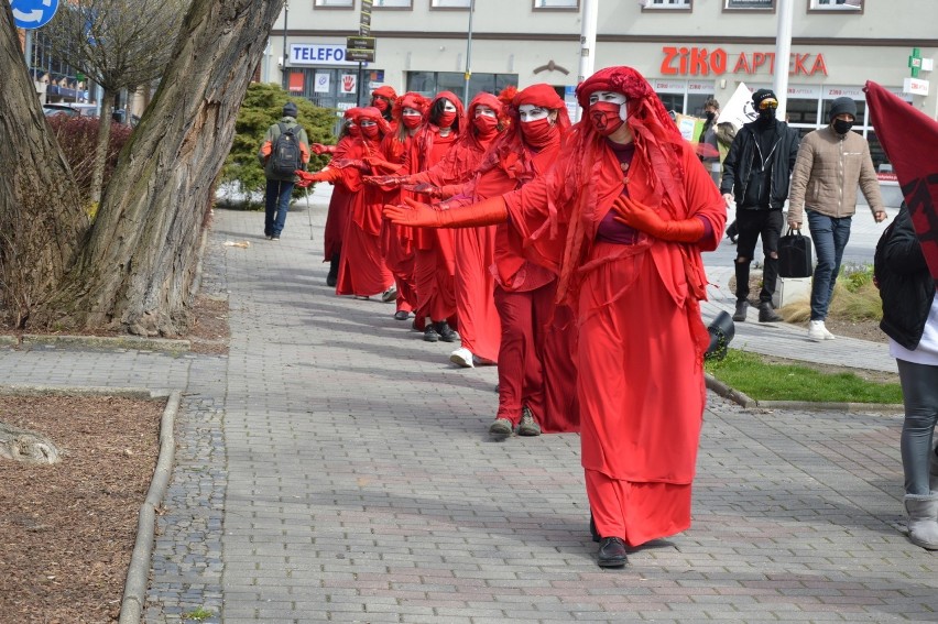 Towarzyszący „wdowom” członkowie Extinction Rebellion...