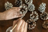 Wieniec świąteczny z szyszek DIY to magiczna dekoracja. Wyjątkowa ozdoba za grosze. Jak zrobić bożonarodzeniowy wianek DIY?