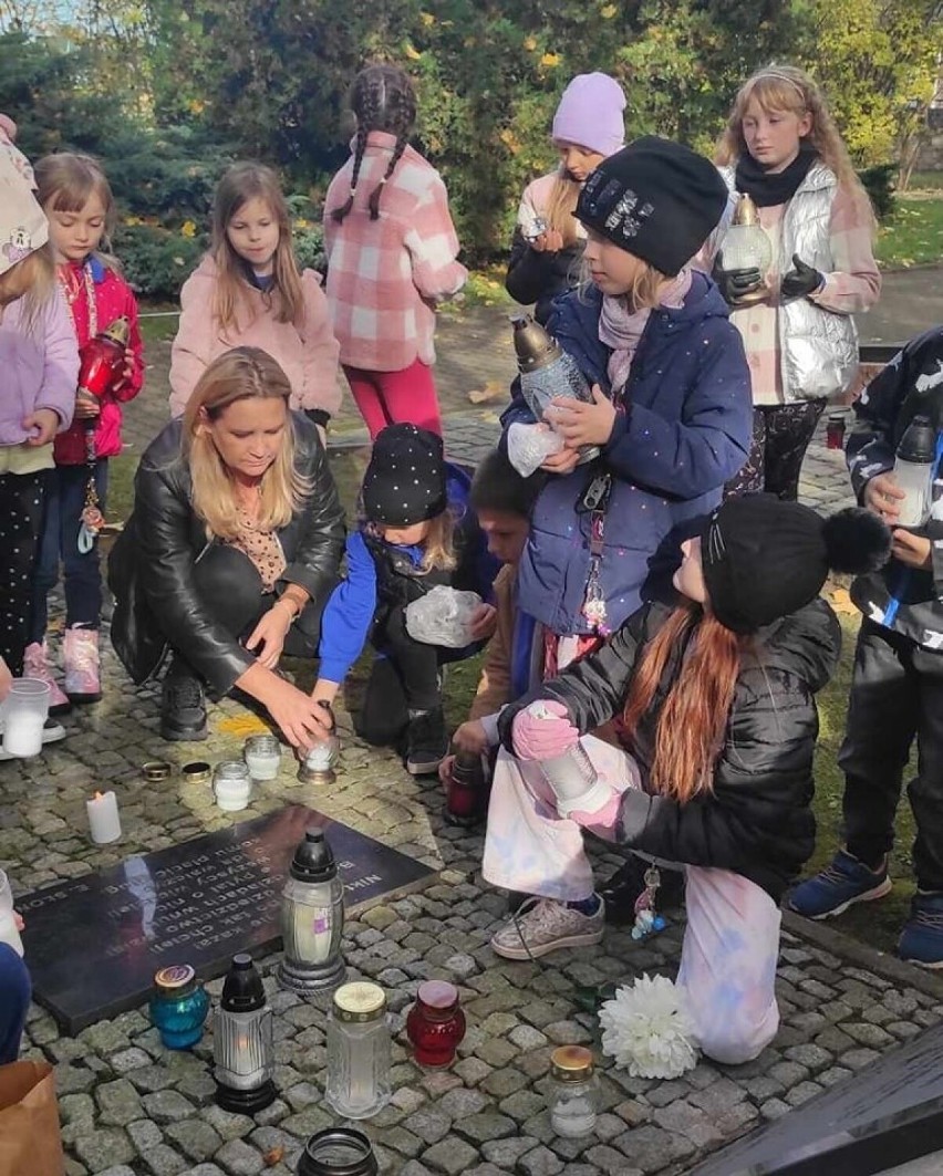 Dzieci z kieleckich szkół pomogły w sprzątaniu grobów lokalnych bohaterów na Cmentarzu Partyzanckim