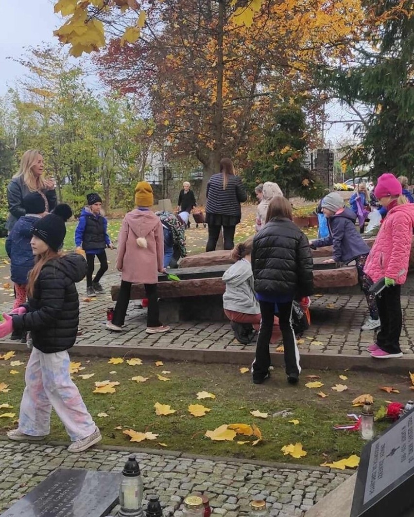 Dzieci z kieleckich szkół pomogły w sprzątaniu grobów lokalnych bohaterów na Cmentarzu Partyzanckim
