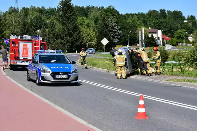 Kilka zastępów straży pożarnej, policja oraz ZRM pracuje na miejscu zderzenia dwóch samochodów osobowych do którego doszło w Bieczu na Przedmieściu Dolnym.