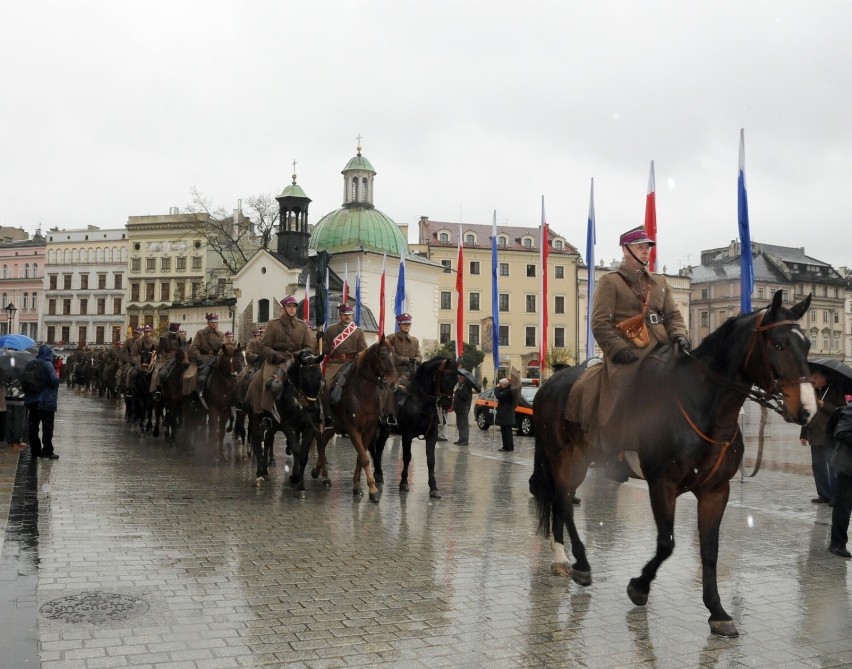 Defilada kawalerii na Rynku Głównym w Krakowie i rewia na Błoniach