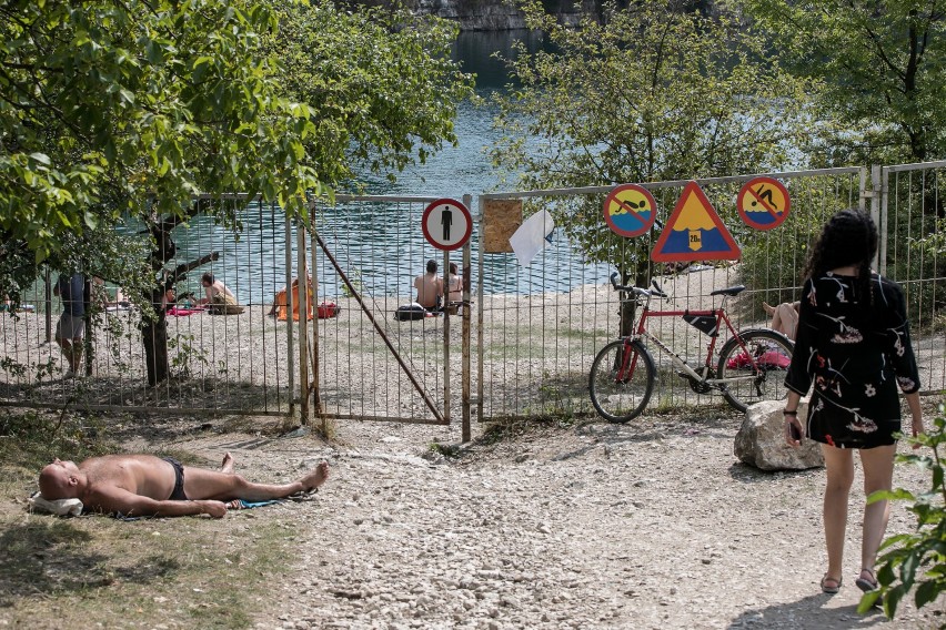 Kraków. Słoneczny weekend na Zakrzówku. Zakaz kąpieli nie odstrasza plażowiczów [ZDJĘCIA]