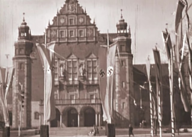 Na filmie widać m.in. nazistowskie flagi powiewające na placu Mickiewicza.