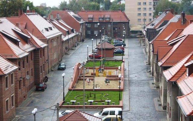 Zakończył się remont dziedzińca na osiedlu w Rudzie przy ul. Wolności i Raciborskiej. Tak wyglądało przed i po