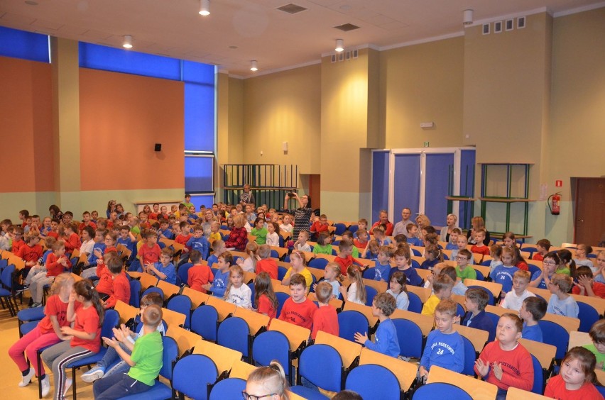 Koncert Pieśni Patriotycznych w Szkole Podstawowej nr 24 im. Jana Pawła II w Kaliszu. ZDJĘCIA