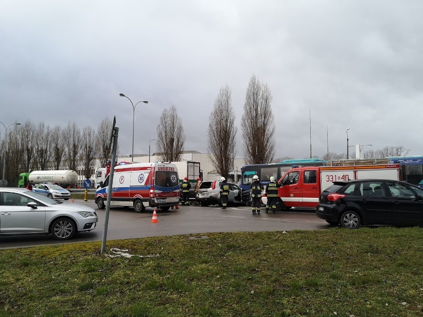Pruszcz Gdański. Wypadek - dwa samochody wbiły się w autobus. Droga zablokowana.  11.03.2020 AKTUALIZACJA |ZDJĘCIA