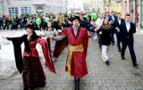 Deptak jak sala balowa. Maturzyści zatańczyli poloneza na deptaku w Zielonej Górze [ZDJĘCIA, WIDEO]