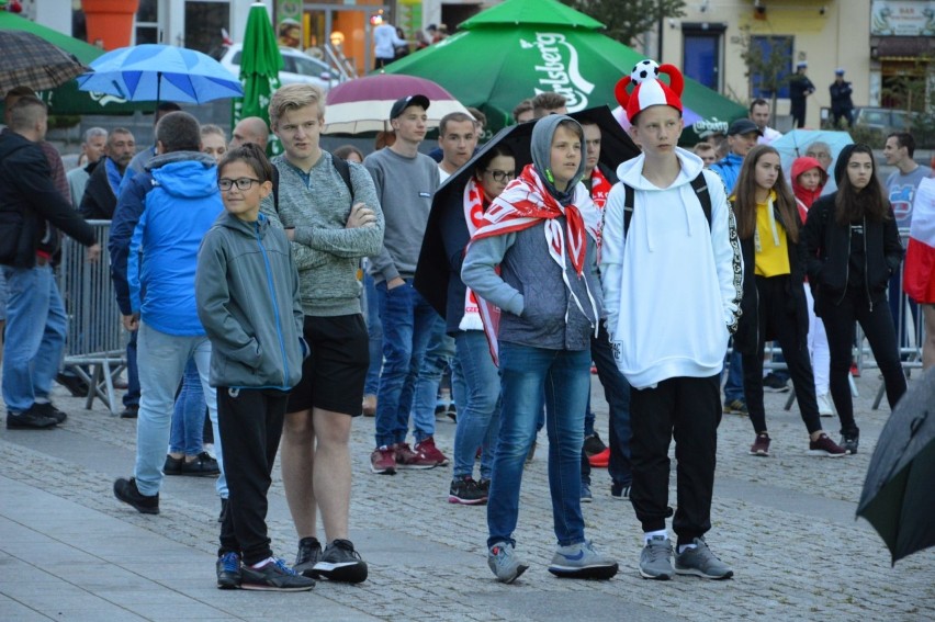 Mecz Polska - Kolumbia. Ostrowiecka strefa kibica w deszczu (zdjęcia)