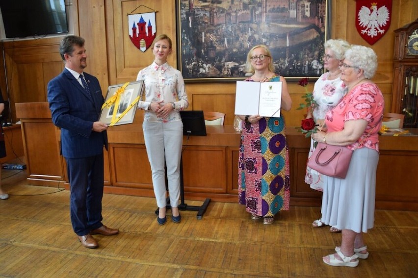 Malbork. Laureaci konkursu "Pomorskie dla Seniora" odebrali nagrody. Wyróżnionym gratulowała członkini Zarządu Województwa