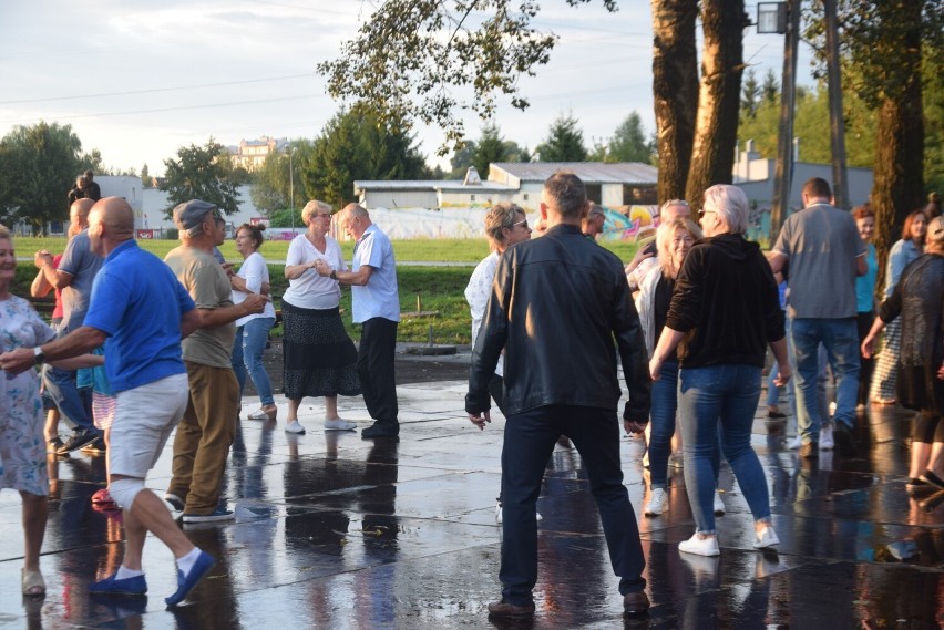 Taniec pod Gwiazdami nad zalewem Borki w Radomiu. Tłum mieszkańców miasta bawił się 31 sierpnia w rytm muzyki. Zobacz zdjęcia
