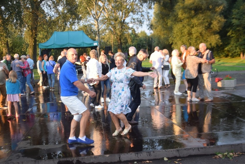 Taniec pod Gwiazdami nad zalewem Borki w Radomiu. Tłum mieszkańców miasta bawił się 31 sierpnia w rytm muzyki. Zobacz zdjęcia