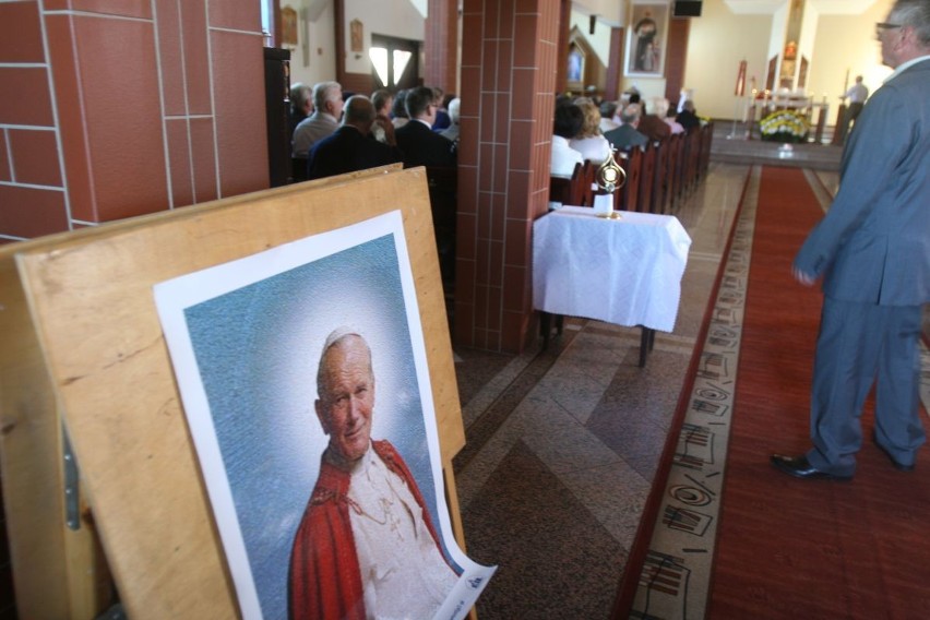 Relikwie Jana Pawła II w kościele w Kleszczówce
