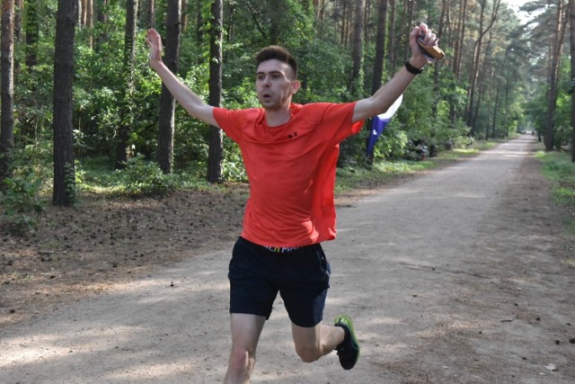 Uczestnicy Parkrun Toruń 365 pokonują trasę na różne sposoby