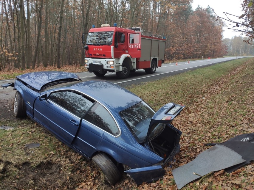 Wypadek w Smęgorzowie. BMW wylądowało w rowie na drodze krajowej nr 73. Na miejscu pojawiła się straż i policja